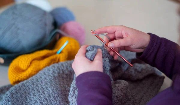 Női Kéz Horgolt Háttér Közelkép Női Kezek Világoskék Fonalból Horgolt — Stock Fotó