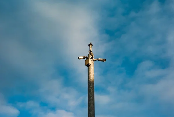 Cctv Kameras Auf Einem Metallmast Mit Blick Auf Straßen Wolkenhimmel — Stockfoto