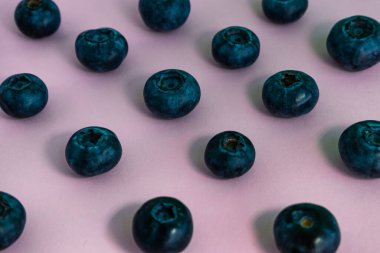 Pembe arka planda yaban mersini deseni var. Doğal.