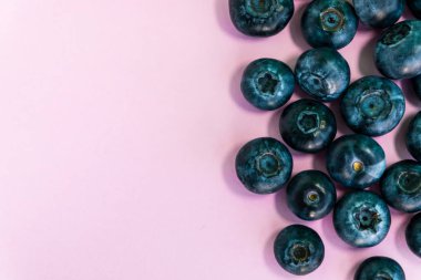 Pembe arka planda yabanmersini. Doğal beslenme