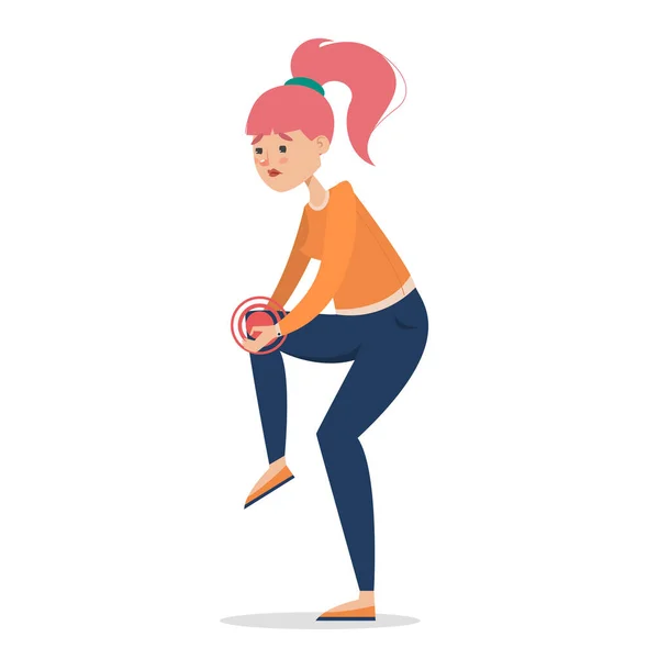 Kadın diz ağrısı taşıyıcısının izole olduğunu hissediyor. Acı dolu bir yer, üzgün bir yüz ifadesi olan bir kız. Dizini tutan karakter.