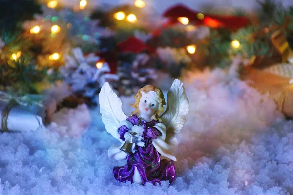 Świąteczna Kompozycja Anioł Fajką Wśród Śniegu Puszyste Gałęzie Świerku Światła — Zdjęcie stockowe