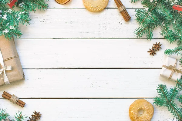 Karácsonyi Ajándék Fenyőtoboz Fenyő Ágak Lucfenyő Cookie Fények Narancs Fahéj Stock Kép