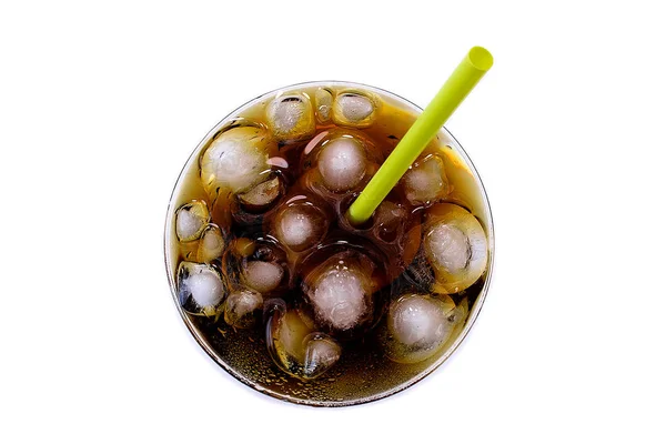 Cola Met Ijs Groene Drinkbuis Geïsoleerd Witte Achtergrond Bovenaanzicht — Stockfoto