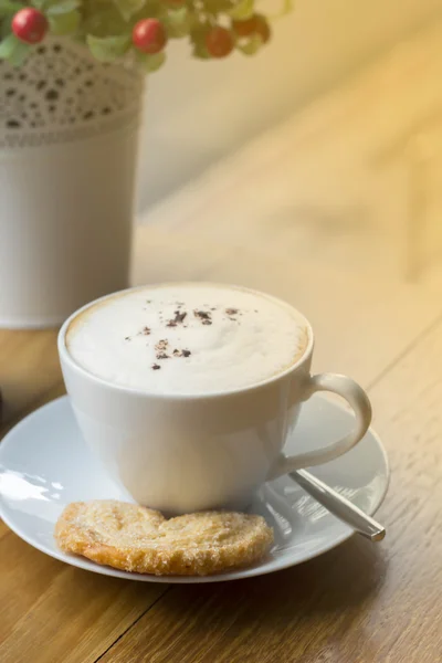 Coffee cup in coffee shop - vintage style effect picture — Stock Photo, Image