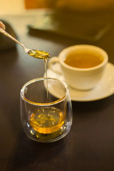 Taza de té de cerámica blanca en una mesa de madera miel . —  Fotos de Stock