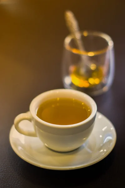 Taza de té de cerámica blanca en una mesa de madera miel . —  Fotos de Stock