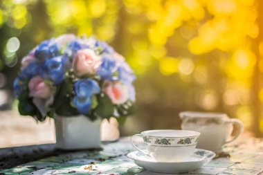 arka plan bulanık, çiçek vazo ile bardak kahve kahve dükkanında,