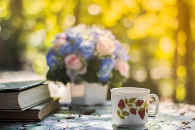 Kahve ile çiçek Danışma, yumuşak odak arka plan bulanıklık kitap