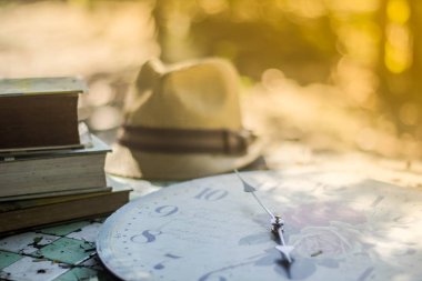 arka plan bulanık, çiçek bardak kahve kahve dükkanında, şapka geri