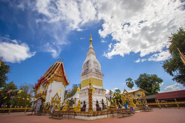 Belle pagode blanche au temple Luang, Thaïlande . — Photo