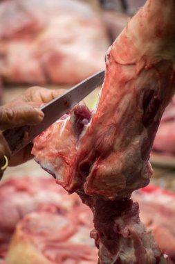 kadın mutfakta domuz rostosu pişirme: kesim et.