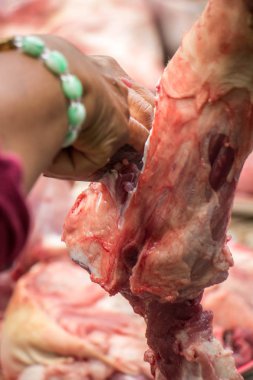 kadın mutfakta domuz rostosu pişirme: kesim et.