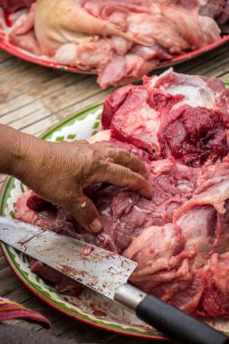 kadın mutfakta domuz rostosu pişirme: kesim et.