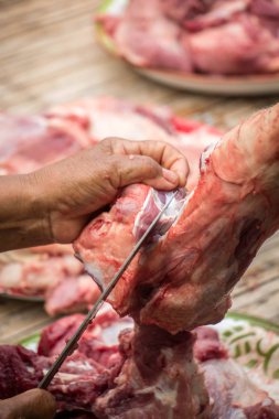 kadın mutfakta domuz rostosu pişirme: kesim et.