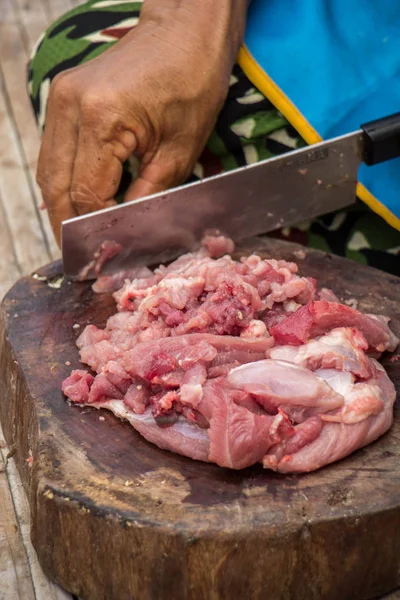 Kvinnan i köket matlagning stekt fläsk: styckning av kött. — Stockfoto