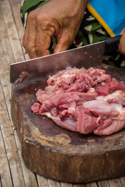 Kvinnan i köket matlagning stekt fläsk: styckning av kött. — Stockfoto