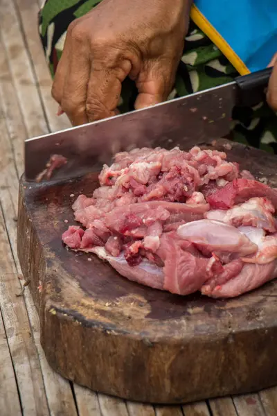 Kobieta w kuchni do gotowania pieczeń wieprzowa: rozbioru mięsa. — Zdjęcie stockowe