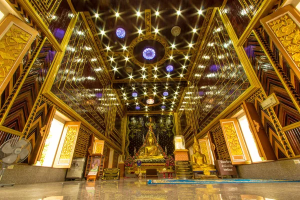 Intérieur d'un temple thaïlandais — Photo