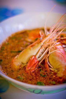 Tablo, Tom Yum kung kase erişte baharatlı karides çorbası