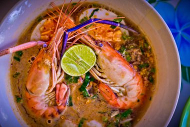 Tablo, Tom Yum kung kase erişte baharatlı karides çorbası