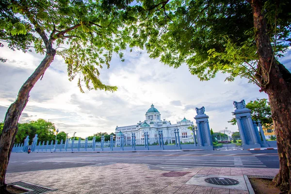 Die ananta samakhom thronhalle bei dämmerung in thailand — Stockfoto