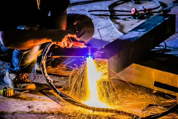 Fechar o corte de aço velho ou soldagem com fogo de gás sem — Fotografia de Stock