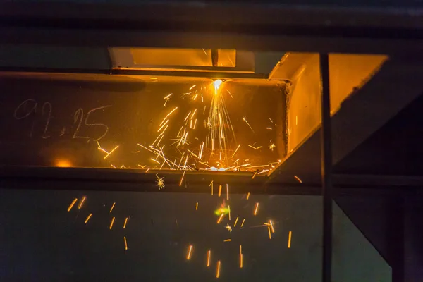 Närbild av styckning gamla stål eller svetsning med eld från gas utan — Stockfoto