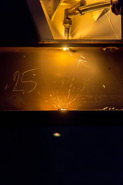 Close-up Schneiden von altem Stahl oder Schweißen mit Feuer aus Gas ohne — Stockfoto