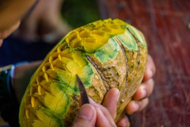 El ile kabak oyma Tayland