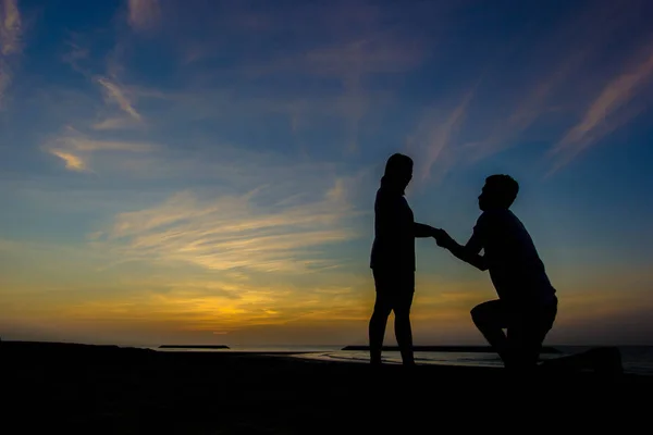 Silhouette of a couple in love at sunset — Stock Photo, Image