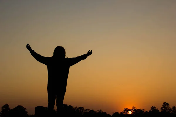 Silhouette of a couple in love at sunset — Stock Photo, Image