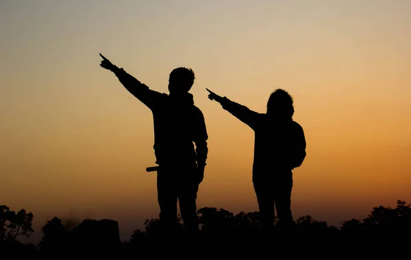 Silhouette of a couple in love at sunset — Stock Photo, Image