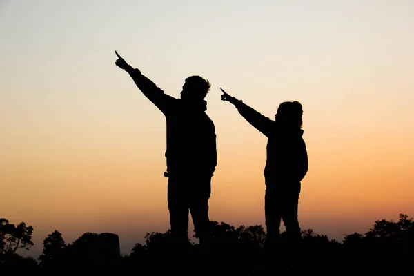 Silhueta de um casal apaixonado ao pôr do sol — Fotografia de Stock