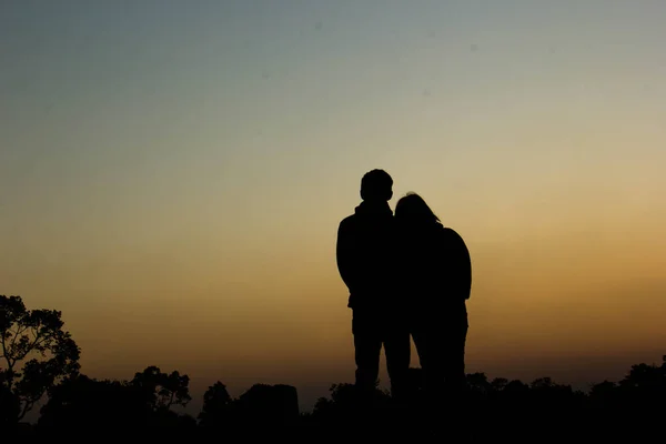 Silhouette of a couple in love at sunset — Stock Photo, Image