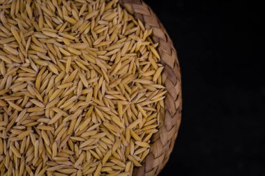 Çeltik pirinç siyah arka plan ve bulanık im ile bambu sepette