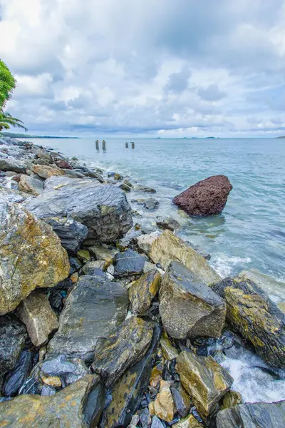 Güzel Denizi ve beyaz bulutlar Tayland.
