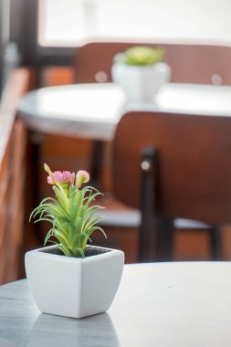 Dekoratif seramik beyaz vazolar üzerinde ahşap masa, vintage sesi