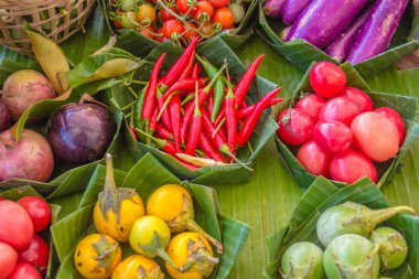 El yapımı bambu yapılmış sepet içinde taze organik sebze.