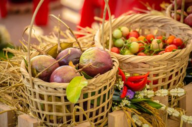 Meyve sepeti bambu, renkli, taze, temiz yapılmış.