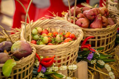 El yapımı bambu yapılmış sepet içinde taze organik sebze.