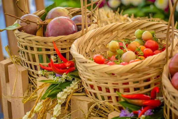 Świeże warzywa organiczne w koszyki wykonane z ręcznie bambus. — Zdjęcie stockowe