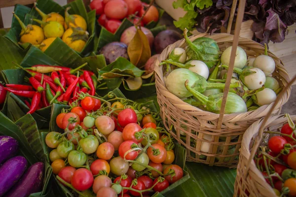 Świeże warzywa organiczne w koszyki wykonane z ręcznie bambus. — Zdjęcie stockowe