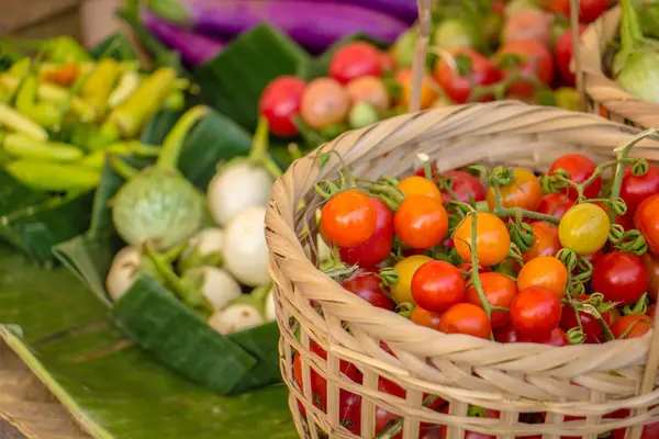 Fresh organic vegetables in baskets made of handmade bamboo. — Stock Photo, Image