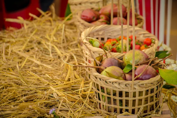 Świeże warzywa organiczne w koszyki wykonane z ręcznie bambus. — Zdjęcie stockowe