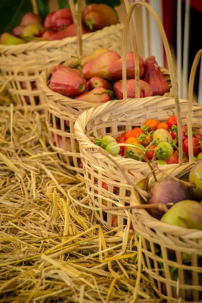 Świeże warzywa organiczne w koszyki wykonane z ręcznie bambus. — Zdjęcie stockowe