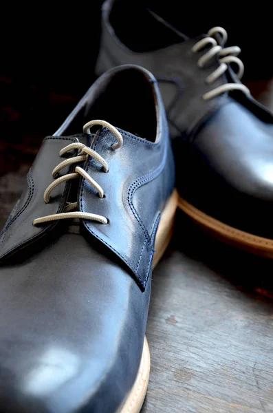 Zapatos de hombre de cuero azul —  Fotos de Stock