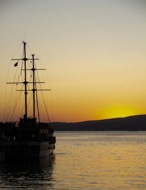 Güneşin altında bir gemi, Sea Bay