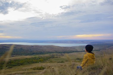Bir insan güzel bir manzaraya hayran. Bir tarlaya, bir göle, bir gökyüzüne.