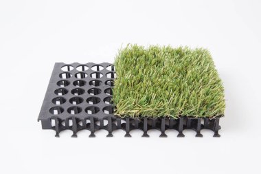 Yapay çimen paspası beyaz arkaplanda izole edildi